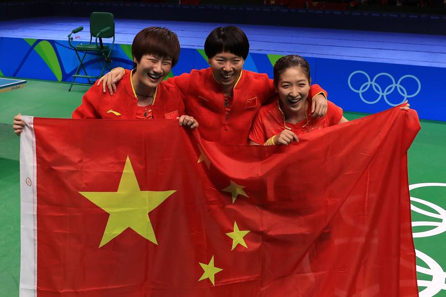 Tennis da tavolo. La festa delle atlete cinesi premiate con l&#39; oro dopo aver battuto la Germania. (Getty)